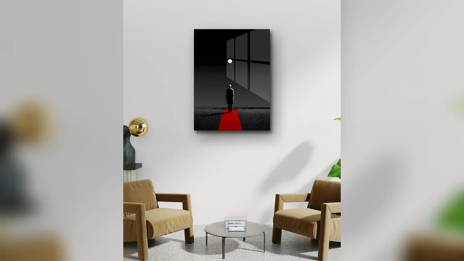 Bej koltuklar ve yuvarlak sehpanın bulunduğu sade bir odada duvara asılmış, kırmızı yollu siyah minimalist cam tablo
